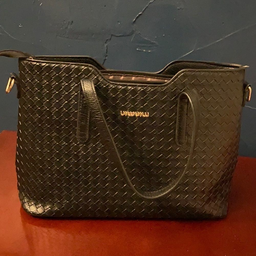 🎁Minmin  black textured handbag  in good condition!!